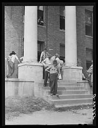 Farmers and townspeople in front of courthouse on court day in Campton, Kentucky. Sourced from the Library of Congress.