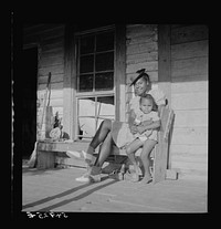  worker who does housework when not picking cotton. Near Natchitoches, Louisiana. Sourced from the Library of Congress.