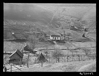 Noah Garland's home on the hillside near Barbourville, Knox County, Kentucky. Southern Appalachian Project. Sourced from the Library of Congress.