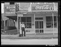 East side cafe with rooms for rent, "Soldiers Welcome," on highway to Camp Livingston, near Alexandria, Louisiana. Sourced from the Library of Congress.