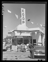 Cooperative gas station in Minneapolis, Minneapolis. Sourced from the Library of Congress.