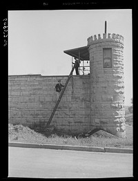 Change of guard at Missouri state penitentiary. Jefferson City, Missouri. Sourced from the Library of Congress.