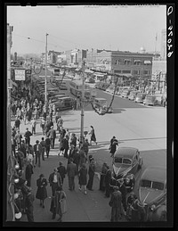 Christmas shopping crowds. Gadsden, Alabama. Sourced from the Library of Congress.