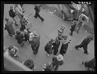 [Untitled photo, possibly related to: Christmas shoppers. Gadsden, Alabama]. Sourced from the Library of Congress.