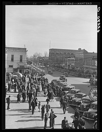[Untitled photo, possibly related to: Christmas shopping crowds. Gadsden, Alabama]. Sourced from the Library of Congress.