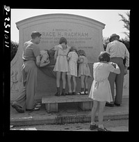 Detroit, Michigan. Little girls at a drinking fountain in the zoological park. Sourced from the Library of Congress.