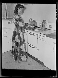 [Untitled photo, possilby related to: Washington, D.C. Jewal Mazique [i.e. Jewel], worker at the Library of Congress, getting a late snack]. Sourced from the Library of Congress.