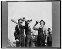 Jackson, Michigan. Farmers drinking beer. Sourced from the Library of Congress.