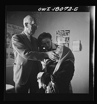Questa, New Mexico. Doctor Onstine making an examination in the clinic operated by the Taos County cooperative health association. Sourced from the Library of Congress.