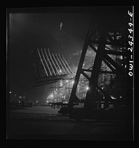 Bethlehem-Fairfield shipyards, Baltimore, Maryland. Lifting an after peak section. Sourced from the Library of Congress.