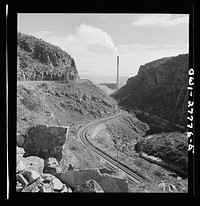 Morenci, Arizona. The copper mine railroad on which the ore is transported to the smelting plant of the Phelps Dodge mining corporation. The plant is in the background. Sourced from the Library of Congress.