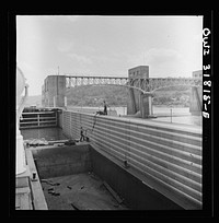 Gallipolis, Ohio. Attaching a line to the side of the lock as the front part of the tow goes through. Sourced from the Library of Congress.