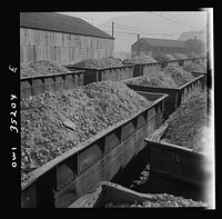 Trains of ore containing copper arriving at one of the large refining plants of the Utah Copper Company. Sourced from the Library of Congress.