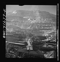 Bingham Canyon, Utah. Open-pit workings of the Utah Copper Company, showing loaded ore trains in the foreground. Sourced from the Library of Congress.