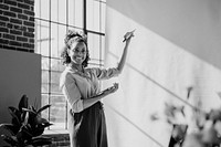 Woman carrying a presentation in a meeting, black and white photo