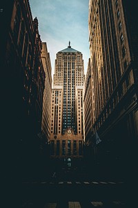 A dim shot of a high-rise in Chicago seen from the street. Original public domain image from <a href="https://commons.wikimedia.org/wiki/File:@sawyerbengtson_(Unsplash_zisnY9gWr3Y).jpg" target="_blank" rel="noopener noreferrer nofollow">Wikimedia Commons</a>