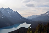 Lago en intermontega valo.English: Peyto Lake, Banff National Park. Original public domain image from Wikimedia Commons