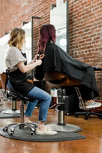 Hairstylist giving a haircut to a customer at a beauty salon 