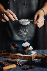 Woman making cupcakes. Visit <a href="https://kaboompics.com/" target="_blank">Kaboompics</a> for more free images.