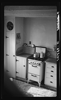 Chandler, Arizona. Apartment kitchen. Sourced from the Library of Congress.
