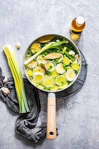 Cooked leeks with peas in a pot