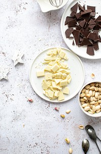 White and dark chocolate pieces 