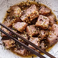 Tuna in soy sauce and sesame seed