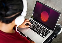 Laptop mockup, man wearing headphones psd