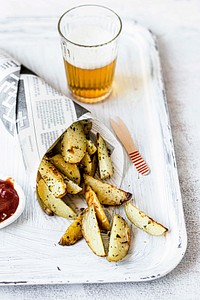 Potato wedges with beer on a tray