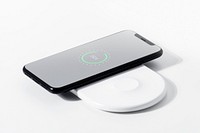 Smartphone screen mockup with wireless charger psd 