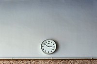 A round analog clock on a white wall. Original public domain image from <a href="https://commons.wikimedia.org/wiki/File:Round_analog_clock_(Unsplash).jpg" target="_blank" rel="noopener noreferrer nofollow">Wikimedia Commons</a>