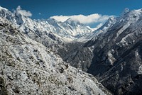 Vido al montpinto Everest, el la vojo al la monaĥejo Tengboche.. Original public domain image from <a href="https://commons.wikimedia.org/wiki/File:GoWildImages_MtEverest_NEP0555.jpg" target="_blank" rel="noopener noreferrer nofollow">Wikimedia Commons</a>