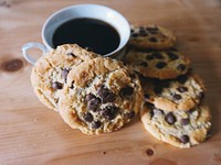 Coffe and chocolate cookies. Original public domain image from <a href="https://commons.wikimedia.org/wiki/File:Caf%C3%A9_e_bolachas.jpg" target="_blank" rel="noopener noreferrer nofollow">Wikimedia Commons</a>