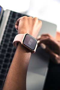 Black woman wearing a smartwatch