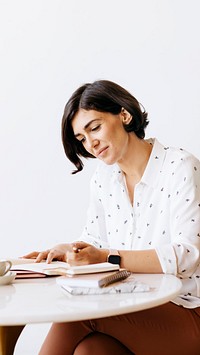 Business woman making a plan on a notebook
