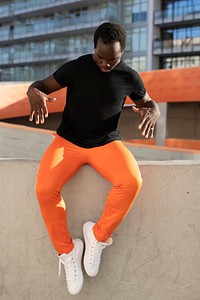 Sportswear black t-shirt with orange pants cool men&rsquo;s fashion