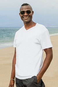 Men&rsquo;s apparel t-shirt psd mockup summer fashion shoot at the beach