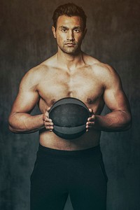 Weight training by using a medicine ball 