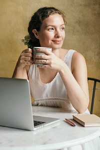 Beautiful woman working on her laptop at a cafe