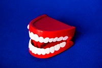 Wind up chattering teeth toy