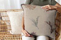 Pillow cushion cover mockup psd in floral pattern interior design