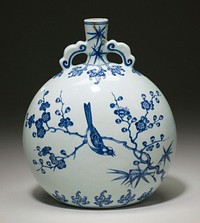 Moon Flask, porcelain, Ching Dynasty, Yung Cheng Period. Porcelain underglaze blue and white ware in Ming style of XVI century. Japanese gold lacque repair to neck. Original from the Minneapolis Institute of Art.