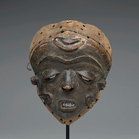 flattened nose; dropping eyelids; open dentated mouth; raised scarification lines on forehead and cheeks. Original from the Minneapolis Institute of Art.