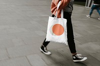 Tote bag mockup psd reusable canvas bag carried by a model 