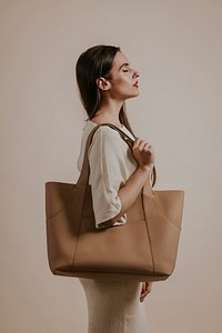 Businesswoman carrying beige tote bag