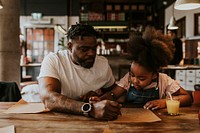 Dad drawing with daughter at a restaurant