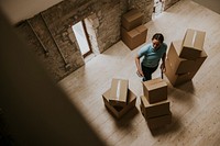 Removal service worker unloading boxes