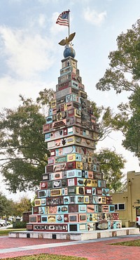                         The most unusual Monument of States in Kissimmee, Florida, south of Orlando does not depict flags, symbols, or even the names of the various US states but it was erected in 1942 in remembrance of the sneak attack on the US Naval Base at Pearl Harbor, Hawaii, on December 7th of the previous year                        