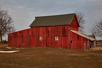                         Vivid-red barn outside Mendota, Illinois                        