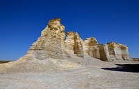                         Those who have heard of Kansas know that much of it is famously flat, with some rolling hills and vast grasslands in the eastern and central parts of the state but they don't often think of rock formations                        